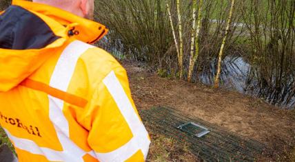 ProRail installing one-way gates near the train tracks in Esch to let badgers leave a burrow under the track, but not go back in, 23 March 2023