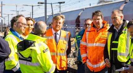 King Willem-Alexander flanked by NS director Wouter Koolmees, State Secretary Vivianne Heijnen and ProRail CEO John Voppen at the scene of a fatal train accident in Voorschoten. 4 April 2023