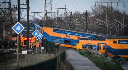 A train derailed in Voorschoten after colliding with a construction crane. One person died and dozens got hurt. 4 April 2023