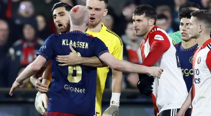 Davy Klaassen of Ajax (6) is hit by an object. (l-r) Alireza Jahanbaksh of Feyenoord, Davy Klaassen of Ajax, Feyenoord goalkeeper Timon Wellenreuther, Santiago Gimenez of Feyenoord during the Semi-Final of the TOTO KNVB Cup match between Feyenoord and Ajax in Feyenoord Stadium de Kuip op 5 april 2023 in Rotterdam, Netherlands.