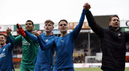  PSV Eindhoven goalkeeper Walter Benitez, Jarrad Branthwaite of PSV Eindhoven, Joey Veerman of PSV Eindhoven, Luuk de Jong of PSV Eindhoven celebrate the victory during the Dutch eredivisie match between FC Volendam and PSV Eindhoven in the Kras stadium on 16 april 2023 in Volendam, Netherlands