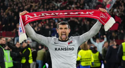 AZ Alkmaar keeper Mathew Ryan celebrates the victory tijdens the UEFA Conference League Quarter-final match between AZ Alkmaar and RSC Anderlecht in the AFAS stadium on 20 april 2023 in Alkmaar, Netherlands.