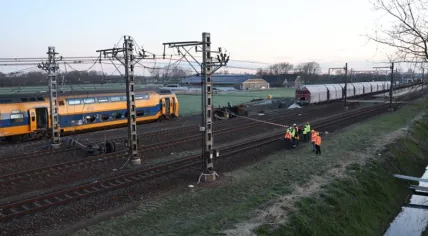 An NS intercity train and a freight train collided with a construction crane in Voorschoten, 4 April 2023