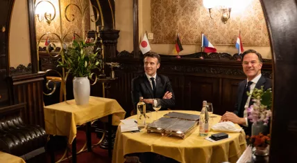French president Emmanuel Macron and Prime Minister Mark Rutte at De Poentjak, an Indonesian-Dutch restaurant in The Hague, 30 January 2023