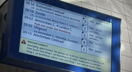 Sing board at Amsterdam Muiderpoort station showing canceled train to Leiden after a derailment in Voorschoten, 4 April 2023