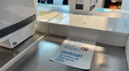 A sign warning that theft will be reported to the police at an AH to Go at Schiphol Airport, 25 April 2023