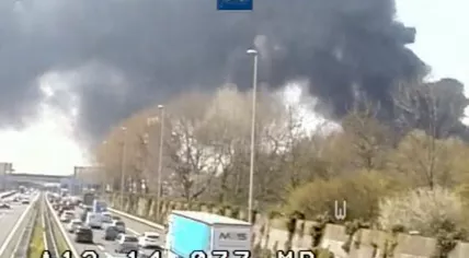 Black smoke from a fire in Zoetermeer billows over the A12, prompting multiple NL-Alert messages. 17 April 2023