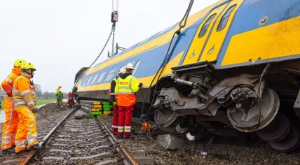 ProRail salvaging an NS intercity train involved the Voorschoten train crash, 10 April 2023