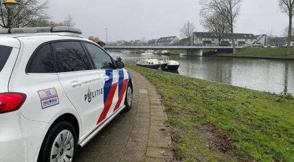 Police at the Gelderse Diep where over 20 cats have been found dead, 1 April 2023