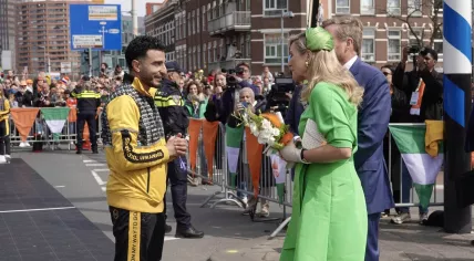 Soufiane Touzani speaking with Queen Maxima and King Willem-Alexander on King's Day in Rotterdam, 27 April 2023