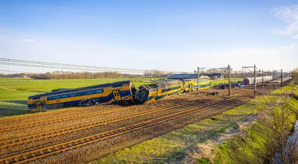 A passenger train from NS derailed in Voorschoten after colliding with a BAM maintenance crane. A DB Freight train in the background struck the crane first in the fatal accident. 4 April 2023