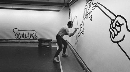 Keith Haring drawing Amsterdam Notes in the Stedelijk Museum Amsterdam, 1986