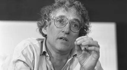 Klaas de Jonge at press conference after being held captive in South Africa for two years; September 1987.