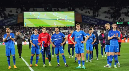 AZ players disappointed after the UEFA Conference League semi-final match between West Ham United FC and AZ in London Stadium op 10 may 2023 in London, England.
