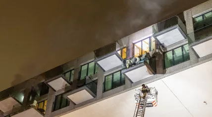 Firefighters rescue two children and two adults from a balcony during a fire in an apartment building on Dr. H. Colijnstraat in Amsterdam, 16 May 2023