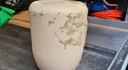 Full urn found on a beach in Monster, Zuid-Holland, 28 May 2023