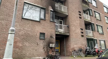 Scorch marks on an apartment building on Insulindeweg in Amsterdam-Oost where an explosive detonated and a mobility scooter was set on fire. 1 May 2023