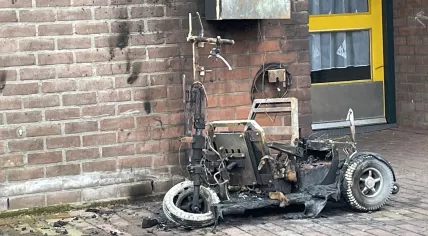 A mobility scooter that was set on fire on Insulindeweg in Amsterdam-Oost. 1 May 2023
