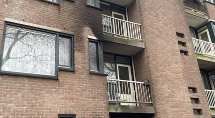 Scorch marks on an apartment building on Insulindeweg in Amsterdam-Oost where an explosive detonated and a mobility scooter was set on fire. 1 May 2023