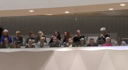 Parents affected by the benefits scandal in the public gallery of the Tweede Kamer during a parliamentary debate on the matter, 23 May 2023