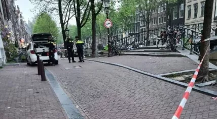 Police at the scene of a shooting on Oudezijds Voorburgwal in Amsterdam, 9 May 2023