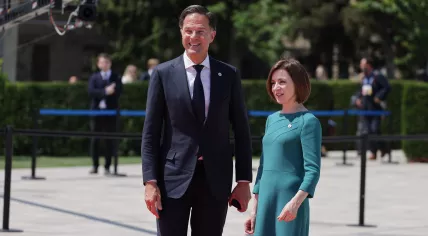 Dutch Prime Minister Mark Rutte and Moldovan President Maia Sandu at the start of the European Political Community summit. 1 June 2023