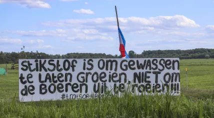 A sign on a Zuid-Holland farm under an upside-down Dutch flag says, "Nitrogen is for letting crops grow, not for punishing the farmers!!!" 21 October 2022