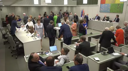Senators line up to congratulate Education Minister Robbert Dijkgraaf after a unanimous vote to replace the student loan system with basic grants. 6 June 2023