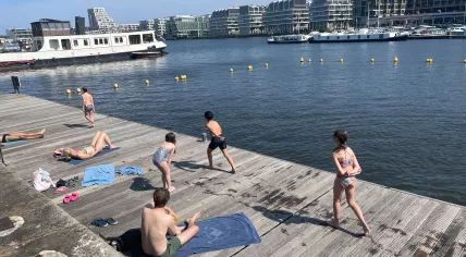 People enjoying the summer weather in Amsterdam Oost, 6 June 2023