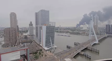 Smoke from a very large fire in a warehouse on Keileweg spreading over Rotterdam, 28 June 2023