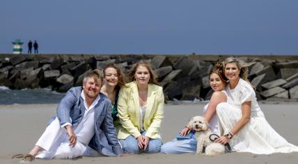 King Willem-Alexander, Princess Ariane, Princess Amalia, Princess Alexia, and Queen Máxima during their summer photo shoot on Zuiderstrand in The Hague. June 2023