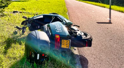 A parked shared scooter toppled over along a bike path in The Hague. 9 August 2021