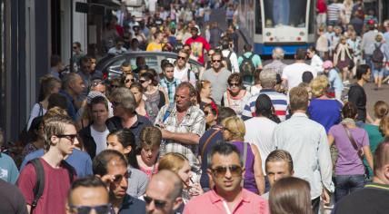 Crowded Leidsestraat in Amsterdam