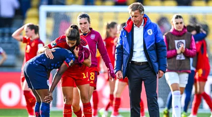 Lineth Beerensteyn of the Netherlands and National Coach Andries Jonker are disappointed by the loss during the match between Spain and the Netherlands in the Sky Stadium at the World Cup in New Zealand and Australia, 11 August 2023