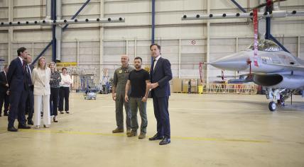 Dutch Prime Minister Mark Rutte and Ukrainian President Volodymyr Zelenskyy standing in front of an F-16 at an airbase near Eindhoven, 21 August 2023