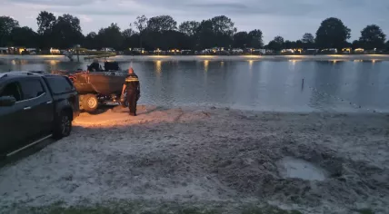 Police searching the recreational lake on campsite TerSpegelt in Eersel for a 14-year-old boy, 16 August 2023