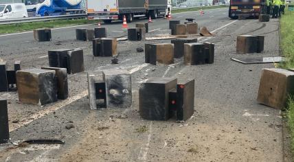 Some 25 concrete blocks fell off a truck traveling south from Rotterdam towards Breda on the A16. 24 August 2023