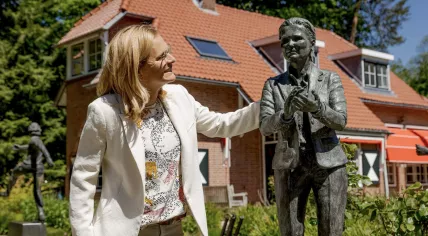 A statue of Sarina Wiegman, created by artist Lia Krol, was unveiled by the Dutch football trainer at the KNVB Campus in Zeist. 1 June 2021.