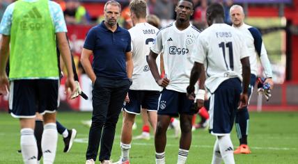 Ajax coach Maurice Steijn and Jorrel Hato of Ajax disappointed after the Eredivisie match between FC Twente and Ajax in Stadium De Grolsch Veste on 17 september 2023 in Enschede, Neterlands.