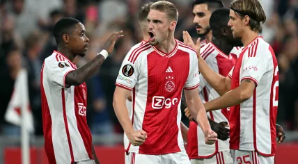 Steven Bergwijn of Ajax, Kenneth Taylor of Ajax, Borna Sosa of Ajax celebrate the 3-2 during the UEFA Europa League match between Ajax Amsterdam and Olympique de Marseille in the Johan Cruijff ArenA on 21 september 2023 in Amsterdam, Netherlands.