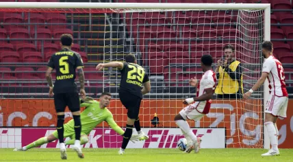 Santiago Gimenez scores the 0-4 for Feyenoord during the match between Ajax and Feyenoord in an empty Johan Cruijff ArenA on September 27, 2023.