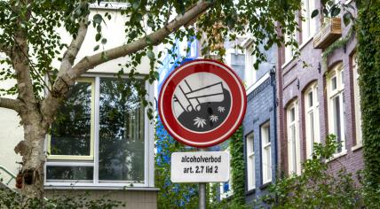 A sign about a ban on cannabis smoking and drinking alcohol on a street in the Zuiderkerkbuurt. October 2022