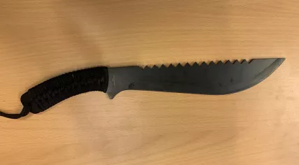 The 40-cm knife found outside Schiphol Airport during a check by the Koninklijke Marechaussee on 26 September 2023.