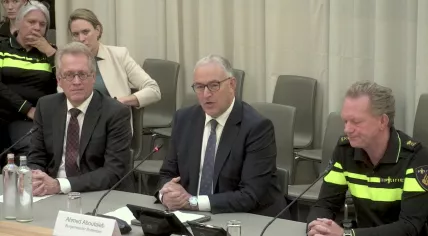 Rotterdam Chief Prosecutor Hugo Hillenaar, Mayor Ahmed Aboutaleb, and Police Chief Fred Westerbeke discussing fatal shootings on arson incidents at Erasmus Medical Center and on Heiman Dullaertplein. 28 September 2023