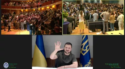 Ukrainian president Volodymyr Zelenskyy poses for a selfie after addressing students of Leiden University and The Hague University of Applied Sciences, 12 September 2023
