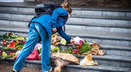 Flowers are laid on the steps of the Erasmus MC in memory of the three victims of the shooting in Rotterdam.