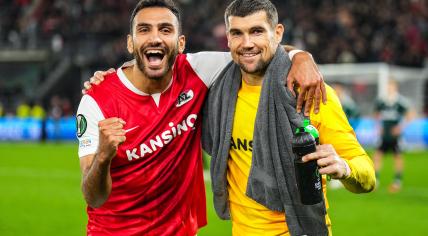 Vangelis Pavlidis of AZ Alkmaar, AZ Alkmaar keeper Mathew Ryan celebrate the victory during the UEFA Conference League match between AZ Alkmaar and Legia Warschau in the AFAS stadion on 5 october 2023 in Alkmaar, Netherlands.