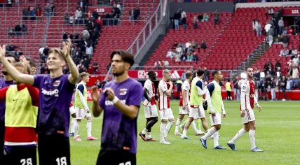 Kenzo Goudmijn of AZ Alkmaar, David Moller Wolfe of AZ Alkmaar, Denso Kasius of AZ Alkmaar celebrate the victory, Brian Brobbey of Ajax, Kenneth Taylor of Ajax, Anass Salah-Eddine of Ajax,Branco van den Boomen of Ajax disappointed during the Nederlandse Eredivisie match between Ajax Amsterdam and AZ Alkmaar in the Johan Cruijff ArenA on 8 october 2023 in Amsterdam, Netherlands.