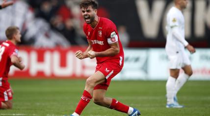 Robin Propper of FC Twente celebrates the victory during the Dutch Eredivisie wedstrijd between FC Twente and Feyenoord in Stadium the Grolsch Veste on 29 october 2023 in Enschede, Netherlands.