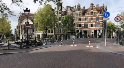 Poles blocking traffic on the bridge over Prinsengracht. 18 October 2023